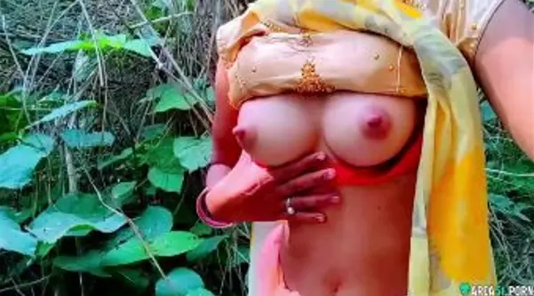 Sexy Desi Bhabhi Showing Her Tight Boobs in Jungle Full Video